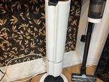 une photo d'une pièce où se trouvent un aspirateur et une cafetière