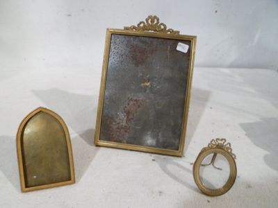 une photo d'un cadre et d'un miroir sur une table