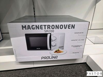 une boîte contenant un micro-ondes, exposée