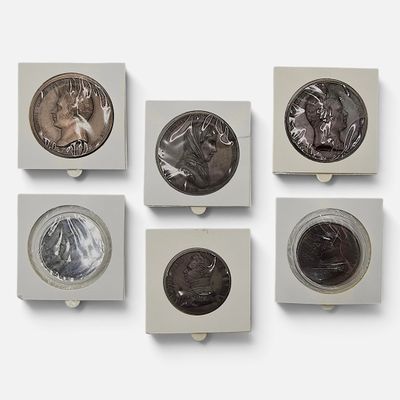 six types de pièces différents sont disposés sur une surface blanche