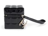 un sac à main noir auquel est accrochée une chaîne