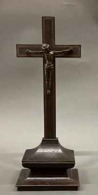 crucifix en bronze représentant Jésus sur la croix, posé sur un socle