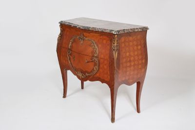 une petite commode avec un plateau en marbre