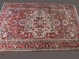 un tapis oriental à motifs rouges et bleus
