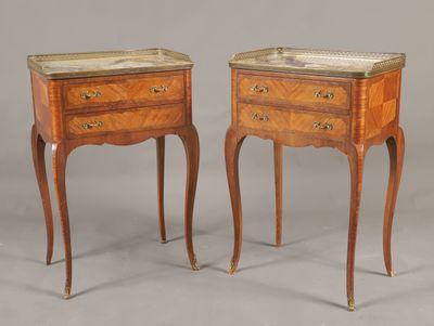 paire de tables de chevet de style Louis XV