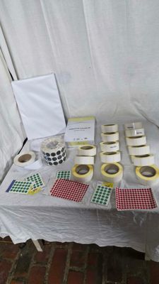 de nombreux rouleaux de ruban adhésif posés sur une table recouverte d'une nappe blanche