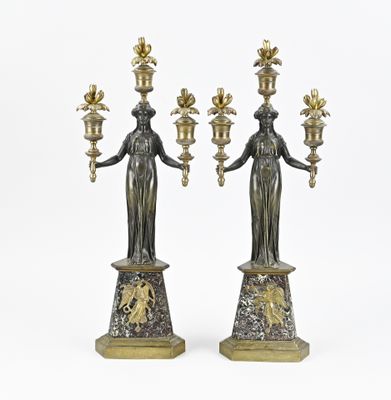 paire de bougeoirs anciens en bronze, ornés de figures féminines sur des socles