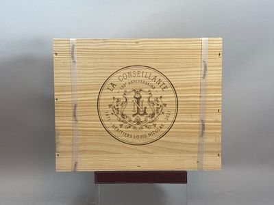 une image représentant une boîte en bois sur laquelle figure un sceau