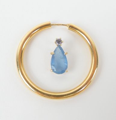 l'image d'une bague en or contenant une pierre bleue