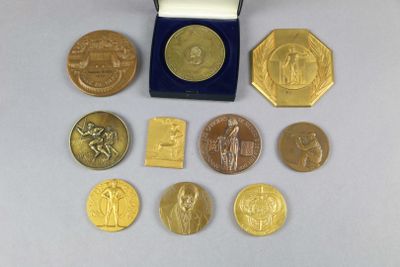 beaucoup de pièces d'or et d'argent dans une boîte bleue