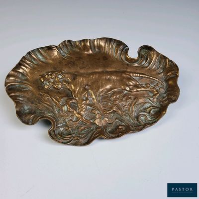 une assiette en argent ornée d'un motif décoratif