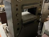 une machine placée au milieu d'une pièce