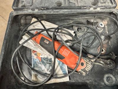 un outil dans une mallette contenant tout un tas de fils