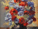 tableau représentant des fleurs rouges et bleues dans un vase noir posé sur une table