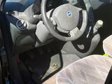 l'intérieur d'une petite voiture avec un volant et un tableau de bord