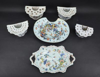 plusieurs pièces de porcelaine bleue et blanche sur un fond noir