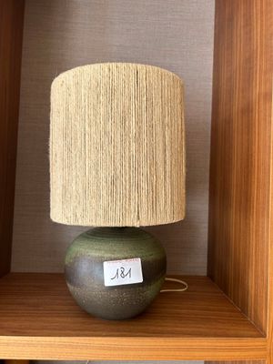 une lampe posée sur une étagère dans une pièce