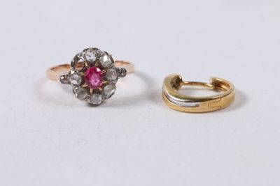 deux bagues en or serties de diamants et d'une pierre rose