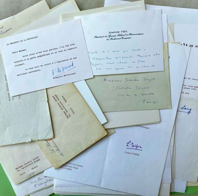 Plusieurs vieilles lettres sont empilées les unes sur les autres sur une surface verte