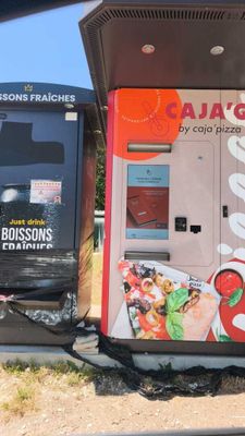 deux distributeurs automatiques placés l'un à côté de l'autre au bord de la route