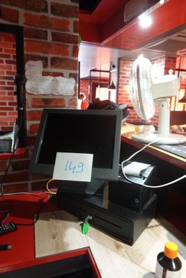 un bureau sur lequel se trouvent un écran, un clavier, une souris et d'autres éléments