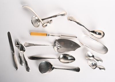 de nombreuses cuillères, fourchettes et cuillères-fourchettes disposées sur une table
