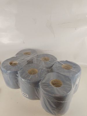 Plusieurs rouleaux de papier toilette sont emballés dans du plastique sur un comptoir
