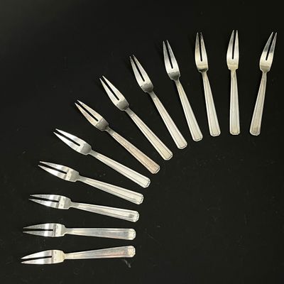 Suite de douze fourchettes à crustacé en métal argenté à déc… - Photo 1