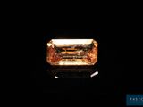 un diamant jaune dans l'obscurité, sur fond noir
