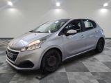 la photo d'une voiture argentée garée dans un garage