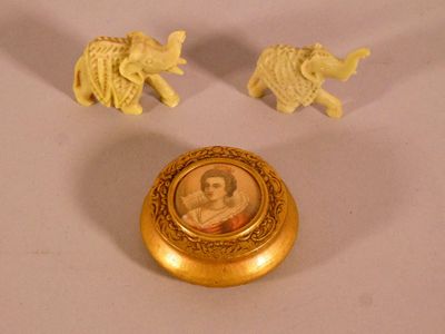 une photo représentant une femme et deux petites figurines posées sur une table