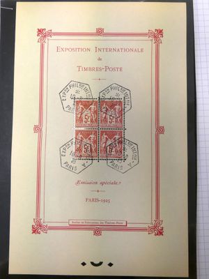 un vieux livre orné de timbres, posé sur une table