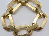 une photo d'un bracelet plaqué or sur un fond blanc