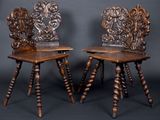 paire de chaises anciennes en bois sculpté, avec des pieds fuselés