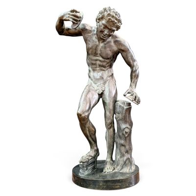 statue d'un homme tenant une balle dans la main droite