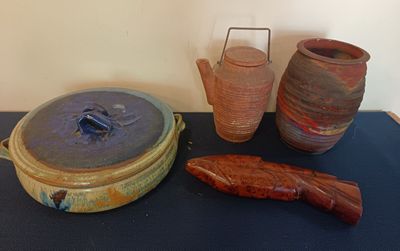 Ensemble cpt : statuette en loupe de bois, vase en terre cui…