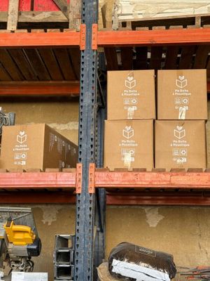 de nombreux cartons sur les étagères de l'entrepôt