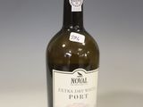une bouteille de vin posée sur une table