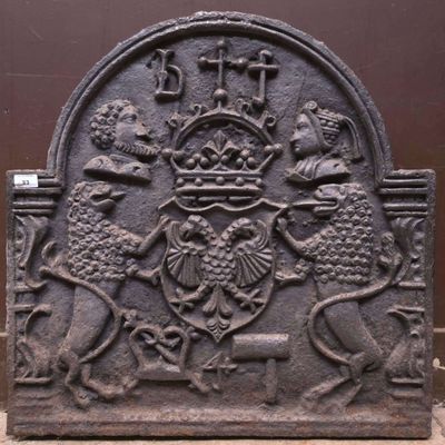 une plaque en pierre sur laquelle sont représentés des animaux et un lion