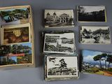 un grand nombre de cartes postales anciennes qui se trouvent sur la table