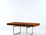 une image représentant une table en bois avec des pieds en métal et un plateau en bois