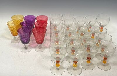 Lot de verreries diverses : 6 verres à pieds de couleur 8 ve…