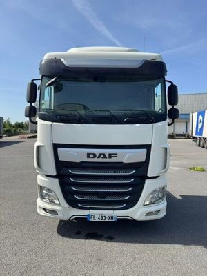 la photo d'un camion blanc garé sur un parking
