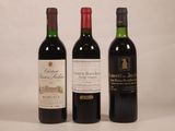 trois bouteilles de vin sont alignées sur une surface blanche