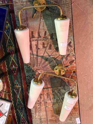 trois lampes posées sur une table, avec un tapis au sol