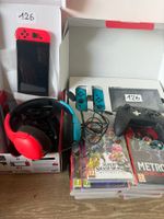 Deux Nitendo Switch avec accessoires et 12 jeux.
