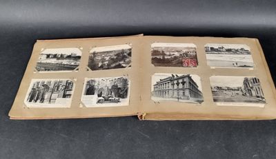 un vieux livre avec des images de bâtiments et de personnes dessus