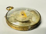 une montre de poche en or ornée d'un cadran solaire