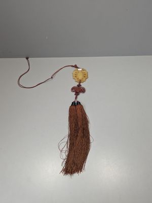 un pompon suspendu au plafond d'une pièce