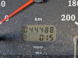 un gros plan sur le compteur de vitesse d'une voiture